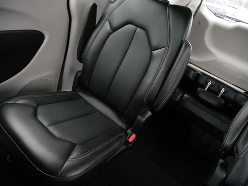 Used 2024 Chrysler Pacifica Touring-L image 12