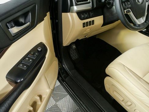 Used 2018 Toyota Highlander XLE FWD image 7