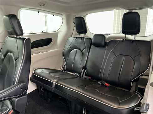 Used 2024 Chrysler Pacifica Limited image 25