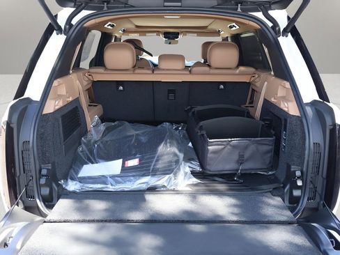 New 2026 Land Rover Range Rover Long Wheelbase SE image 16