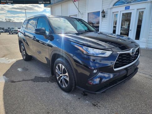 Used 2020 Toyota Highlander XLE image 3