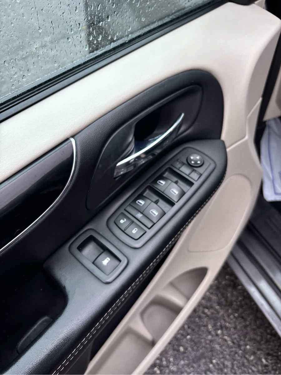 Used 2017 Dodge Grand Caravan SXT w/ Rear Park Assist Package FWD image 11