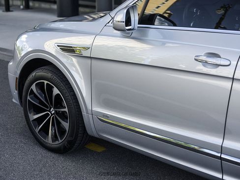 Used 2021 Bentley Bentayga AWD/4WD image 43