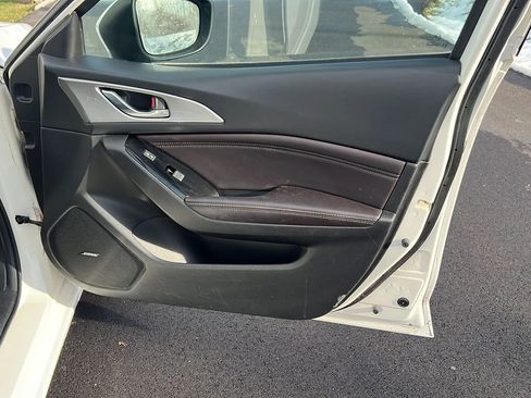 Used 2018 MAZDA MAZDA3 Touring image 18