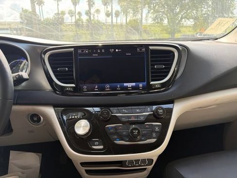 Used 2023 Chrysler Pacifica Touring-L FWD image 7