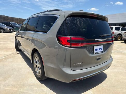 Used 2022 Chrysler Pacifica Limited FWD image 7