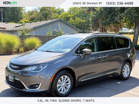 Used 2017 Chrysler Pacifica Touring-L FWD image 1