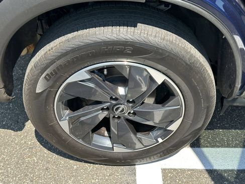Certified 2025 Nissan Rogue SV AWD/4WD image 11