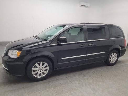Used 2016 Chrysler Town & Country Touring image 2
