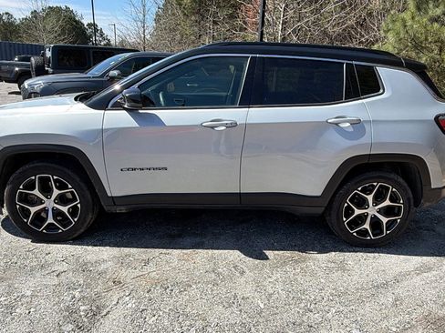 Used 2024 Jeep Compass Limited image 11