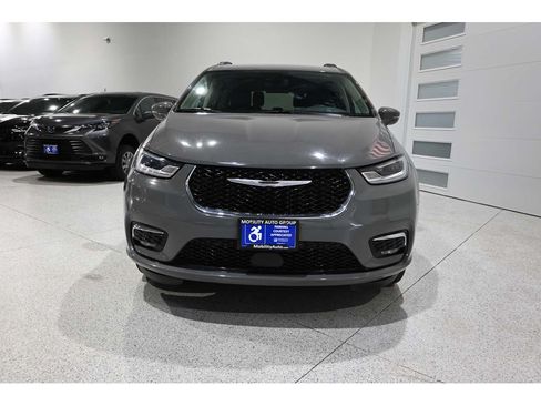 Used 2022 Chrysler Pacifica Touring-L FWD image 4