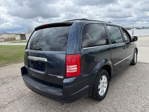 Used 2009 Chrysler Town & Country Touring FWD image 5