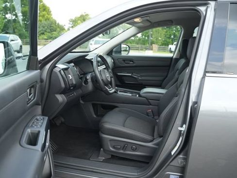 Used 2025 Nissan Pathfinder SV AWD/4WD image 12