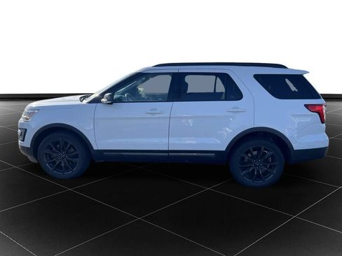 Used 2017 Ford Explorer XLT w/ Equipment Group 202A AWD/4WD image 2
