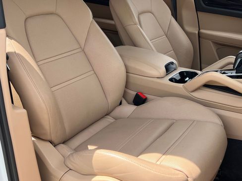 Certified 2023 Porsche Cayenne AWD/4WD image 16