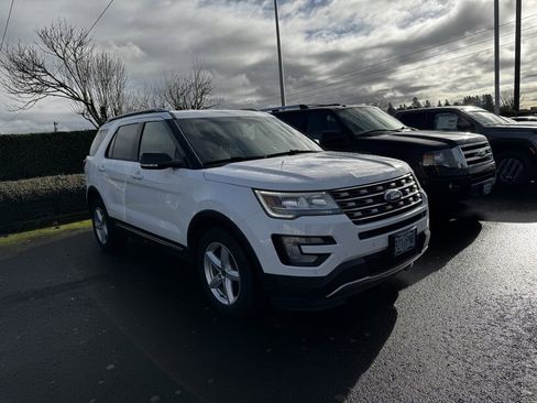 Used 2017 Ford Explorer XLT w/ Equipment Group 202A image 3