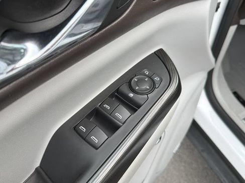 Used 2018 GMC Acadia SLT FWD image 23