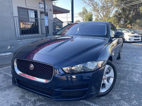 Used 2017 Jaguar XE image 1