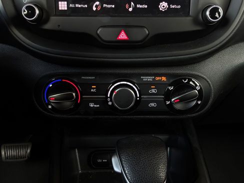 Used 2025 Kia Soul LX w/ LX Technology Package FWD image 25