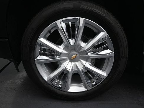 Used 2024 Chevrolet Silverado 1500 High Country w/ High Country Premium Package AWD/4WD image 9