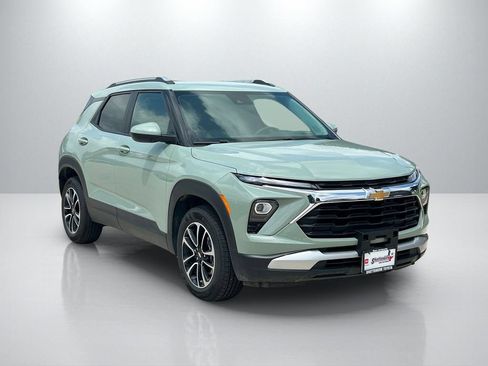 Used 2025 Chevrolet TrailBlazer LT FWD image 3