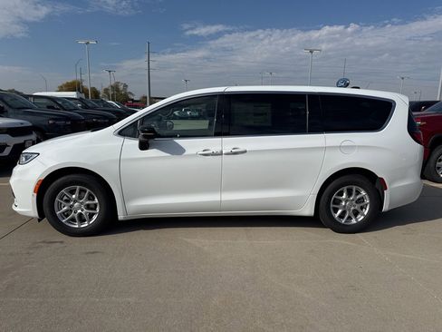 New 2026 Chrysler Pacifica Select image 26