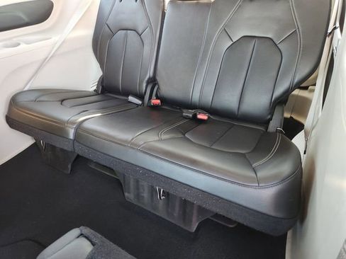 Used 2024 Chrysler Pacifica Touring-L image 30