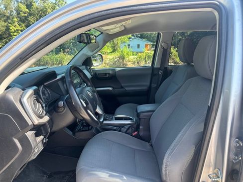 Used 2017 Toyota Tacoma SR5 RWD image 11