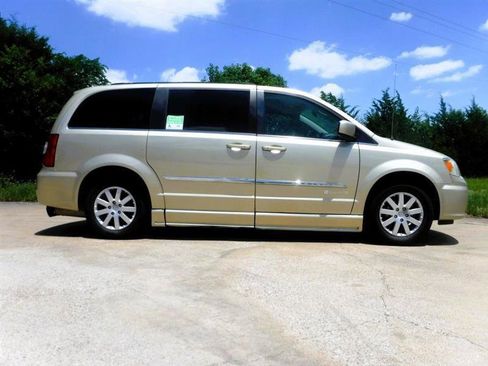 Used 2011 Chrysler Town & Country Touring-L w/ Trailer Tow Group FWD image 6