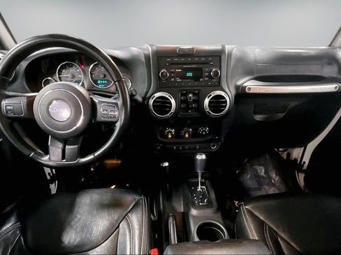 Used 2017 Jeep Wrangler Unlimited Sahara AWD/4WD image 8