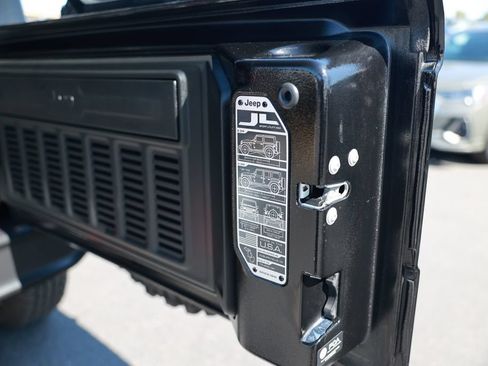 Used 2023 Jeep Wrangler Unlimited AWD/4WD image 39