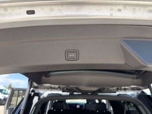Used 2025 Chevrolet Suburban Z71 AWD/4WD image 34