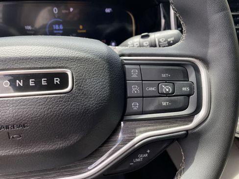 Used 2022 Jeep Wagoneer Series III w/ Premium Group I AWD/4WD image 21
