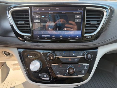 Used 2021 Chrysler Pacifica Touring-L image 19