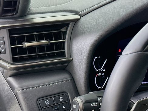 Used 2023 Lexus LX 600 4WD w/ Luxury Package image 11