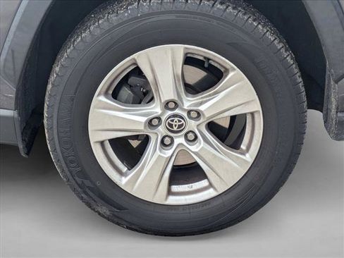 Used 2021 Toyota RAV4 XLE w/ Convenience Package FWD image 16