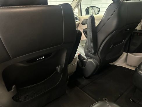 Used 2024 Chrysler Pacifica Touring-L FWD image 18
