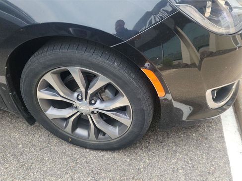 Used 2017 Chrysler Pacifica Limited w/ UConnect Theater Package FWD image 2