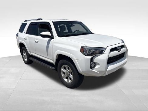 Used 2019 Toyota 4Runner SR5 AWD/4WD image 10