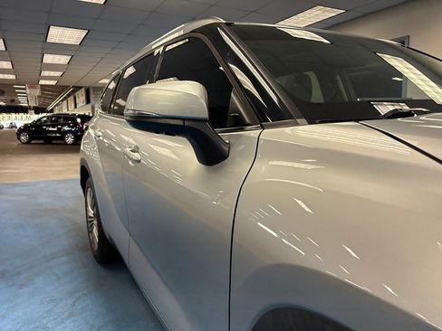 Used 2022 Toyota Highlander Platinum FWD image 4