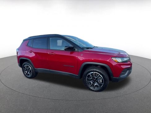 Used 2025 Jeep Compass Trailhawk image 2