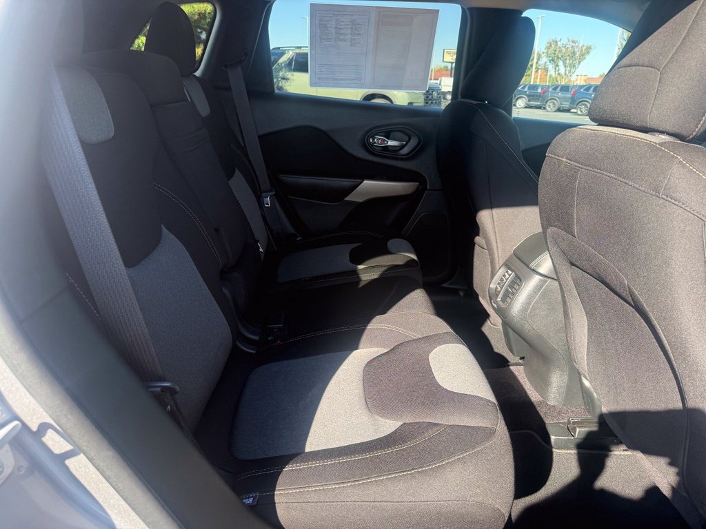 Used 2018 Jeep Cherokee Latitude w/ Safety Group AWD/4WD image 40