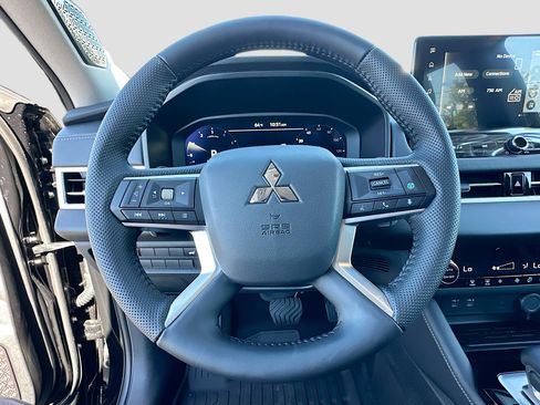 New 2025 Mitsubishi Outlander SE image 7