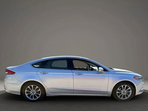 Used 2017 Ford Fusion SE w/ Fusion SE Technology Package image 8