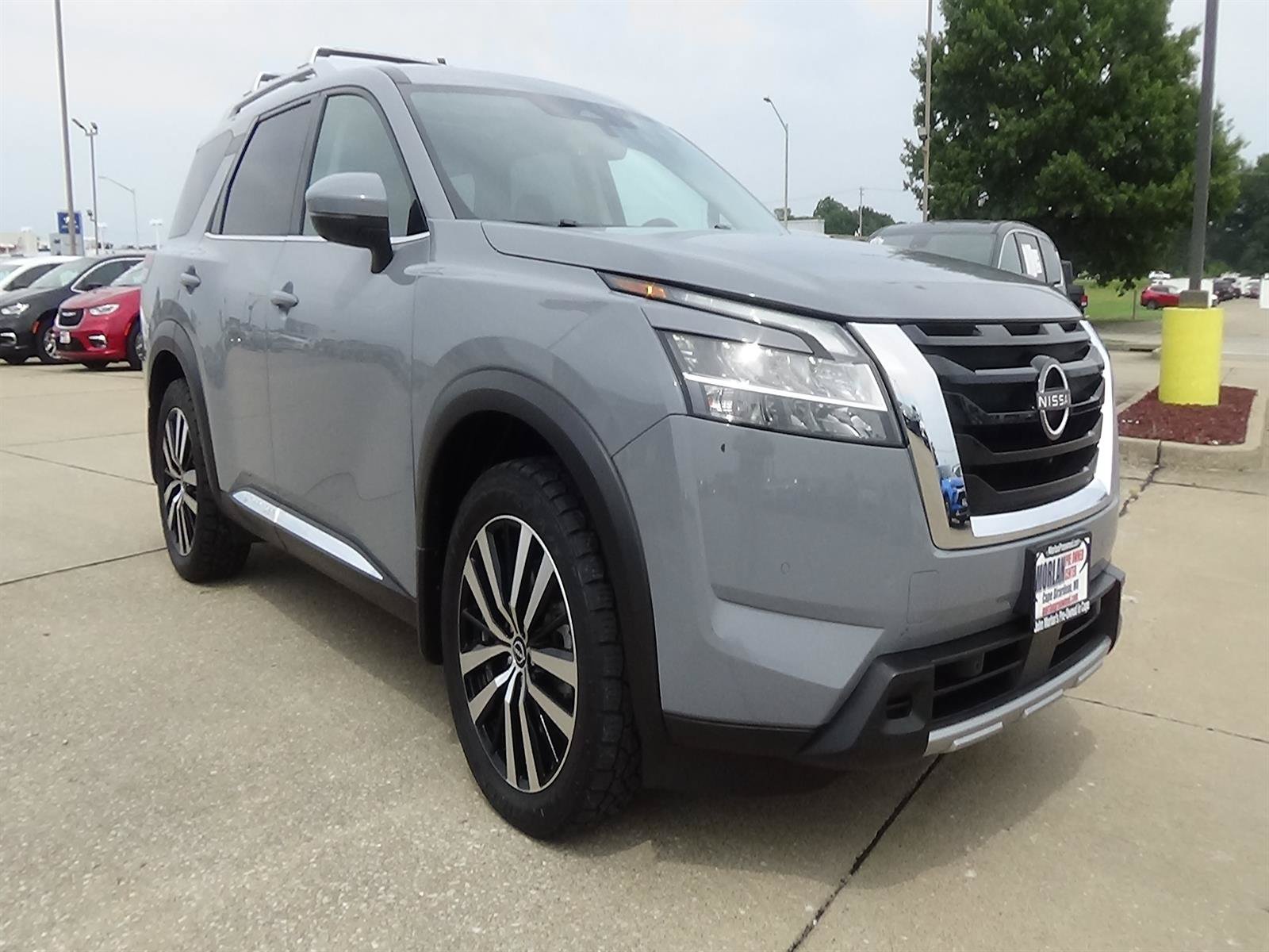 Used 2023 Nissan Pathfinder Platinum w/ Cargo Package AWD/4WD image 4
