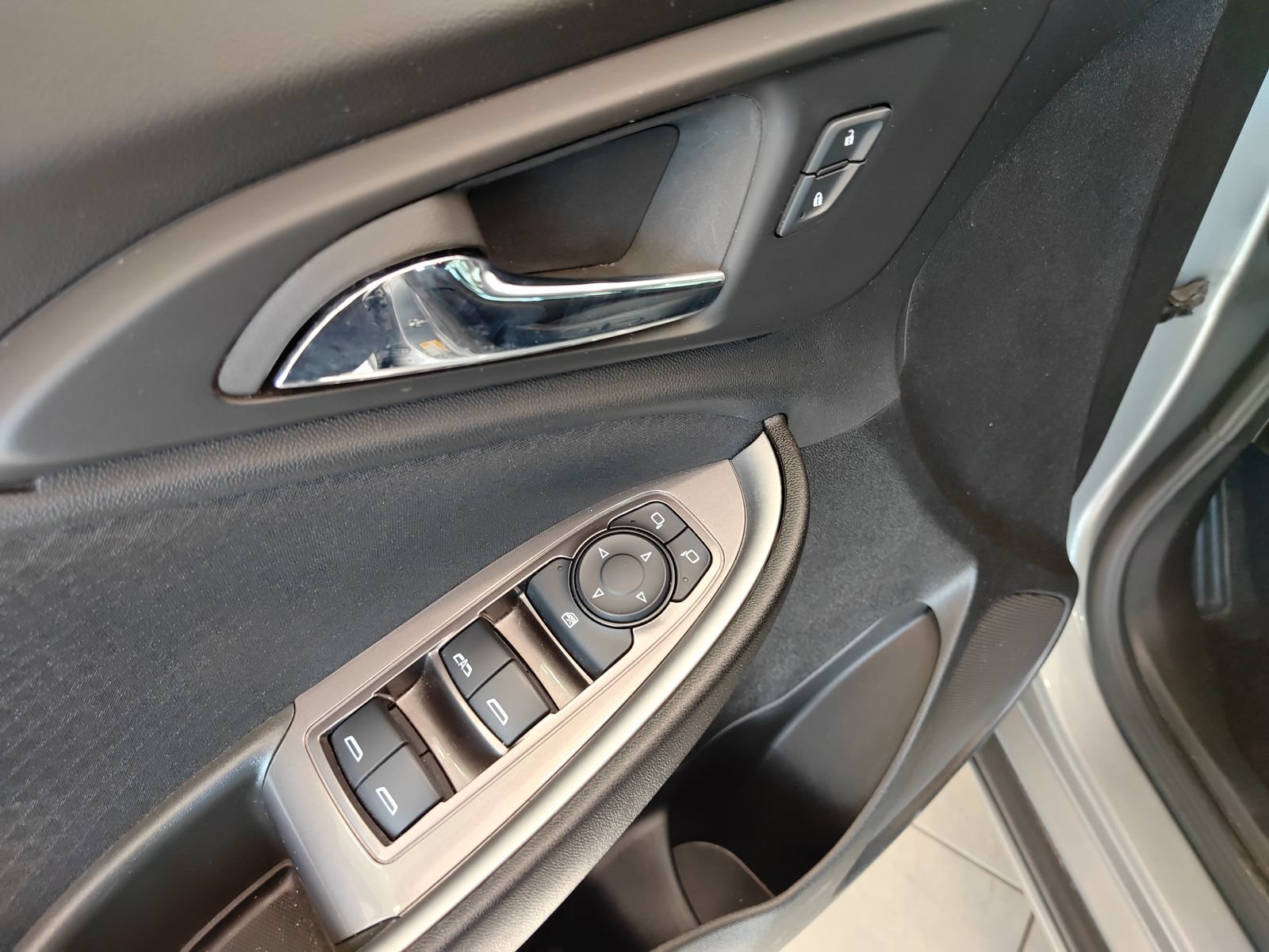 Used 2025 Chevrolet Malibu LT FWD image 8