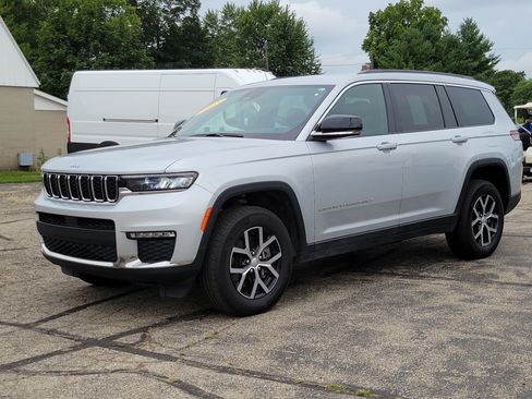Used 2025 Jeep Grand Cherokee L Limited AWD/4WD image 2