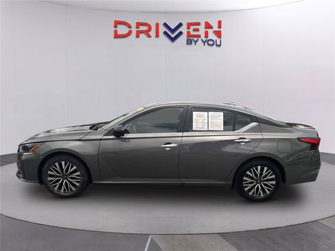 Used 2025 Nissan Altima 2.5 SV FWD image 7