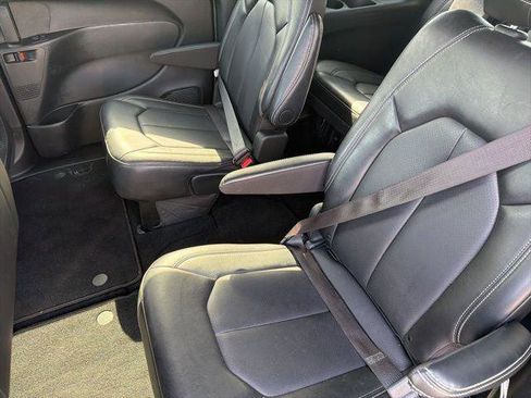 Certified 2025 Chrysler Pacifica Select image 10