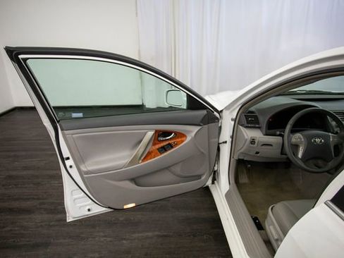 Used 2011 Toyota Camry XLE w/ XLE Extra-Value Pkg #2 image 16